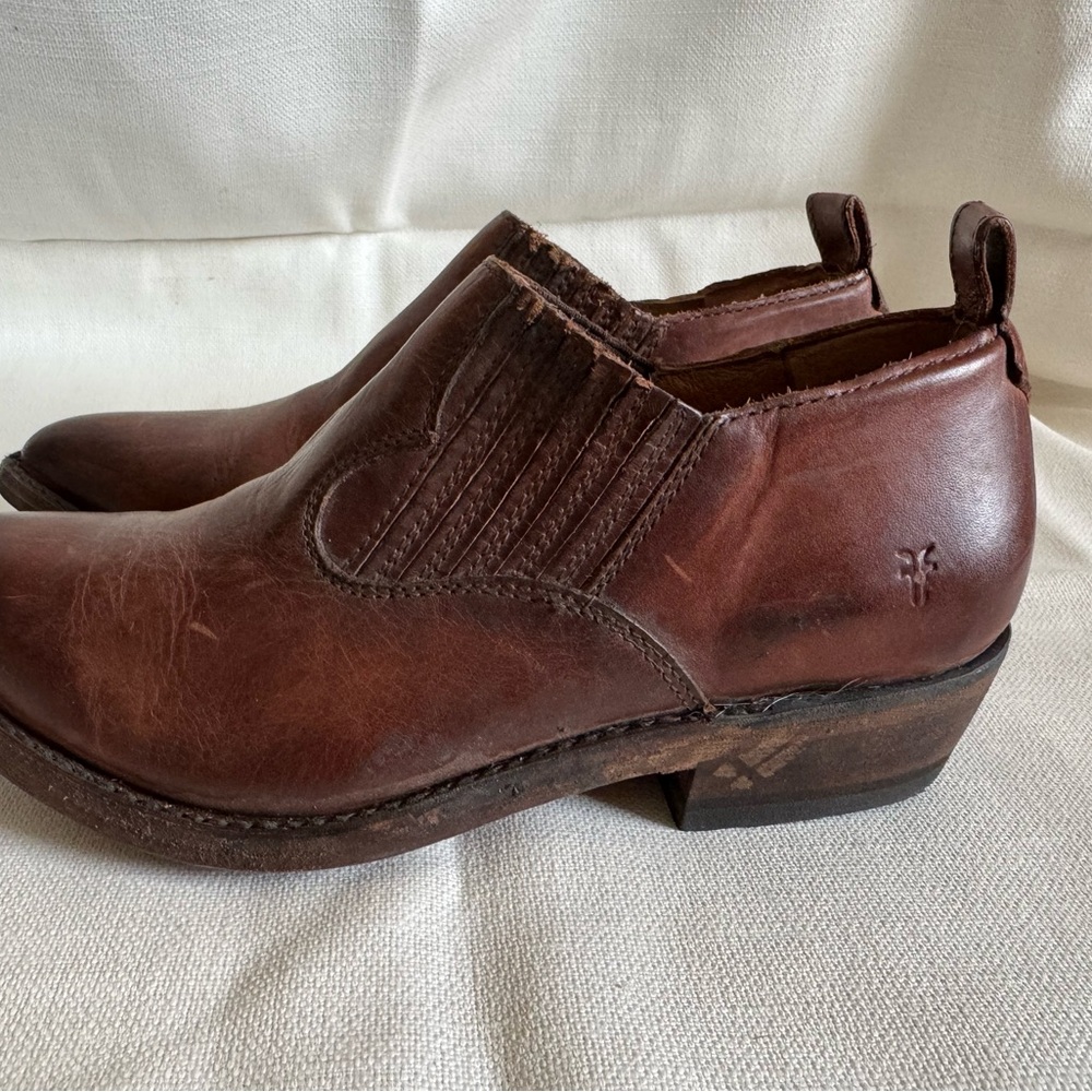 FRYE booties, size 7, never worn only tríen on. Brand new, without box.